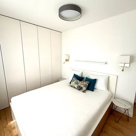 Beautiful Two Bedroom In Center Apartment *