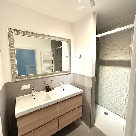 アパート Beautiful Two Bedroom In Center