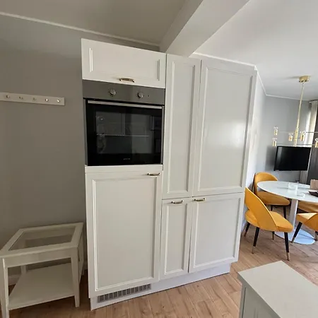 Beautiful Two Bedroom In Center *