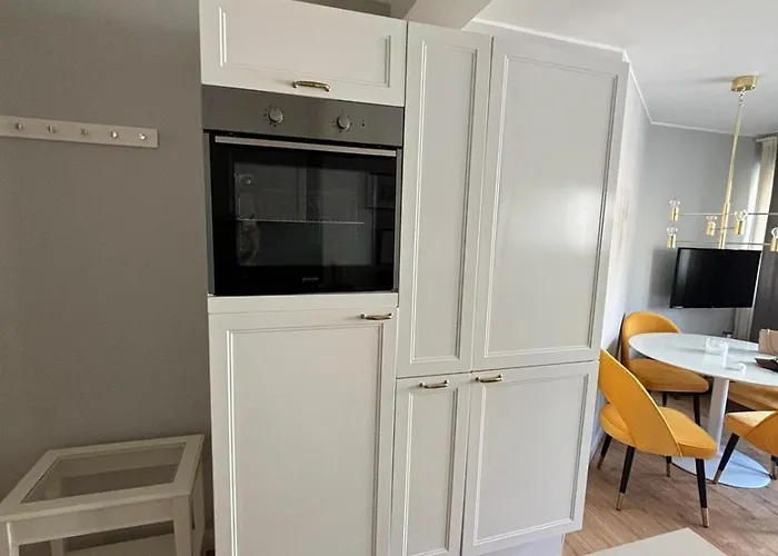 Beautiful Two Bedroom In Center *